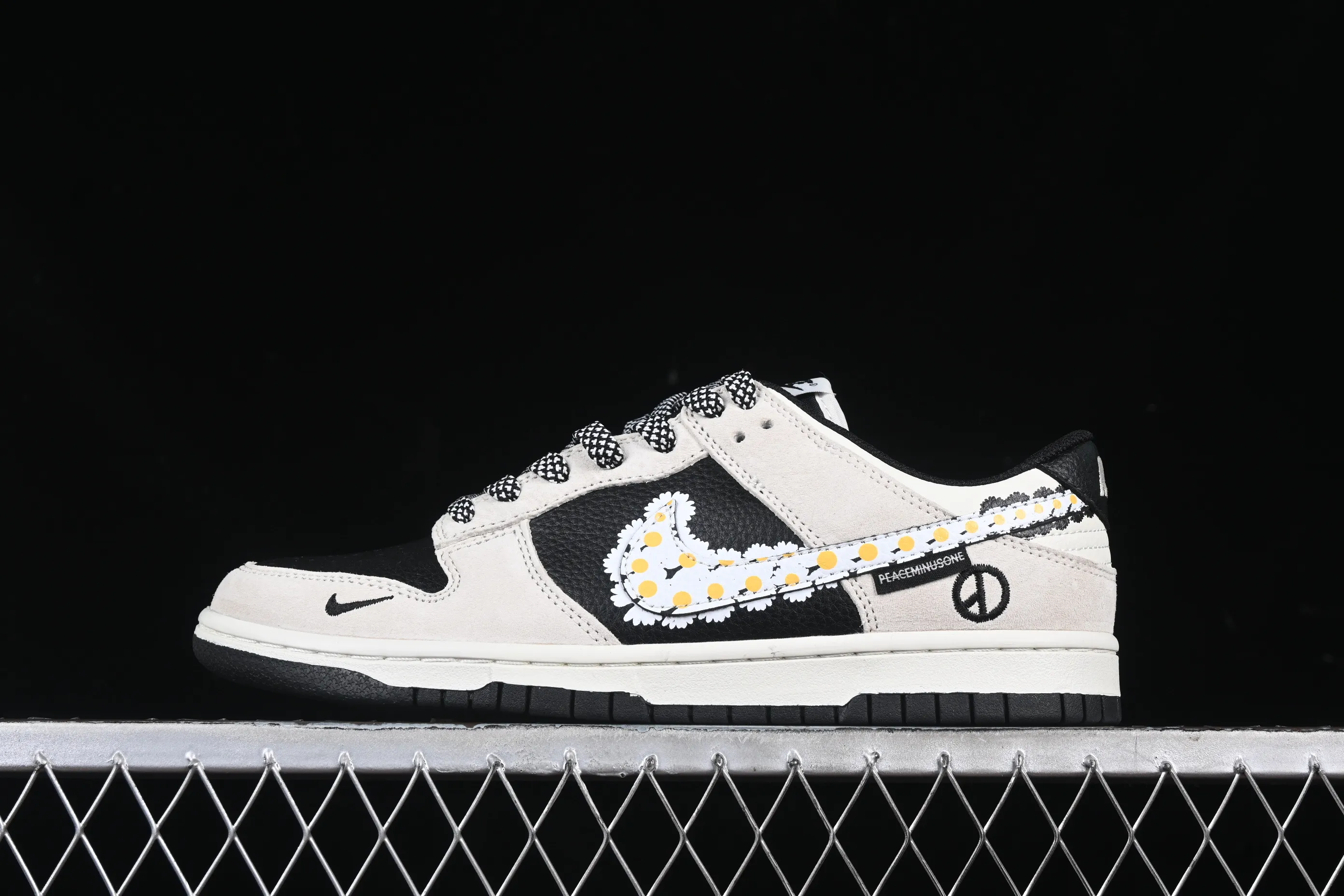 All categories Nk SB Dunk Series Nk SB Dunk Low High-end customized low-top sneakers Nk SB Dunk Low Lightning joint Daisy white hook Anniversary high-end customized low-top casual sneakers DJ2024-073